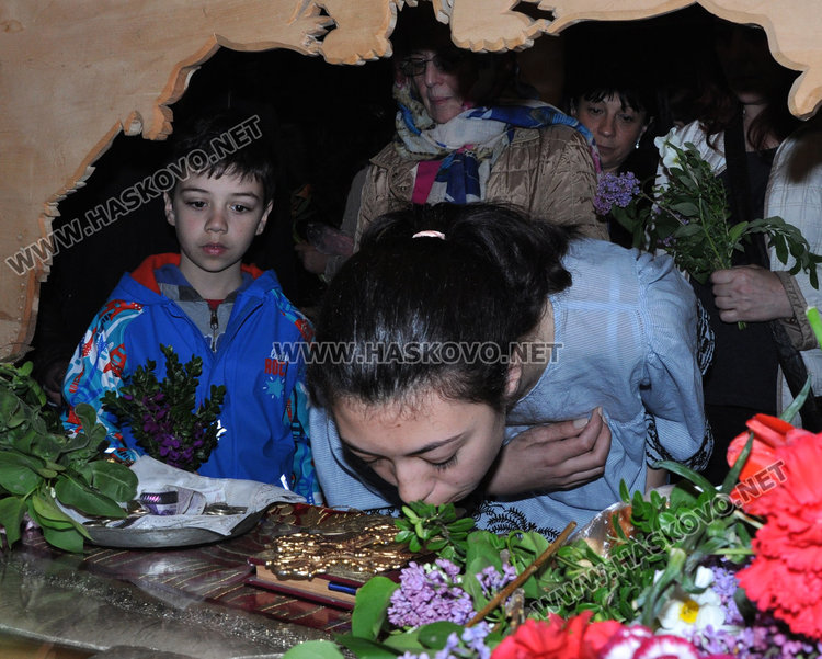 Хасковлии изпълниха храмовете на Разпети петък, стотици минаха под плащаницата