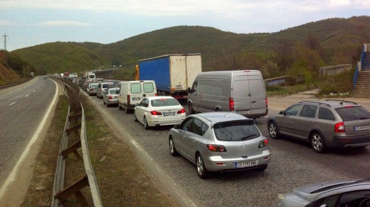 Мазилка и кабели са паднали върху автобус в тунел "Витиня" (обновена)