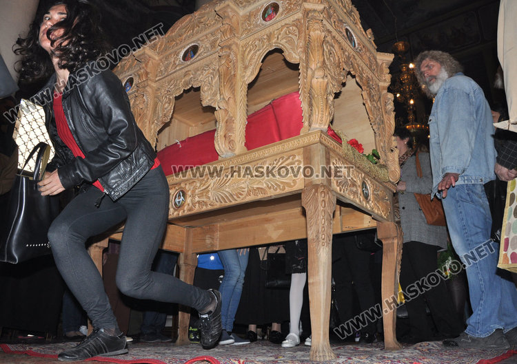 Хасковлии изпълниха храмовете на Разпети петък, стотици минаха под плащаницата