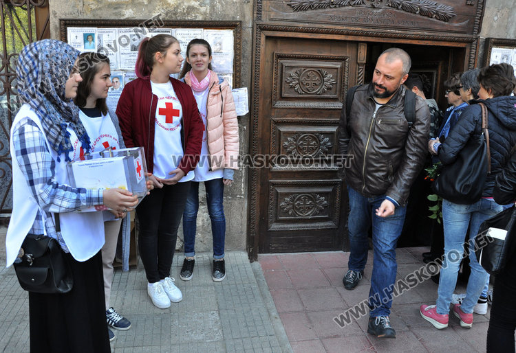 Мюсюлмани и християни събират дарения пред църква в Хасково