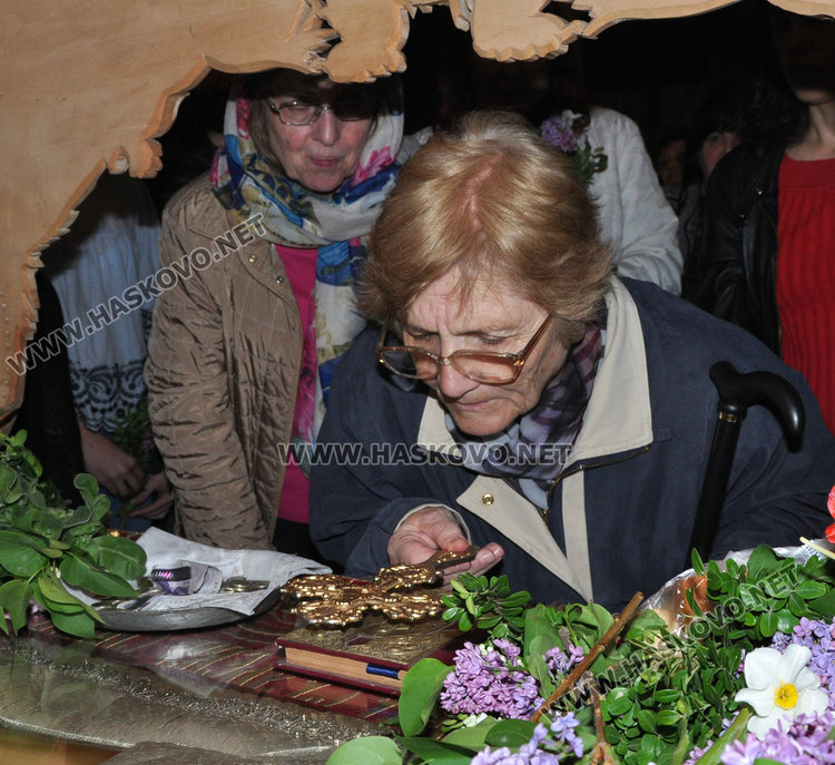 Хасковлии изпълниха храмовете на Разпети петък, стотици минаха под плащаницата