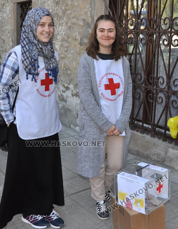 Сали Дрангаджова от Одрин (вляво) и Тасма Халибрям от Хасково