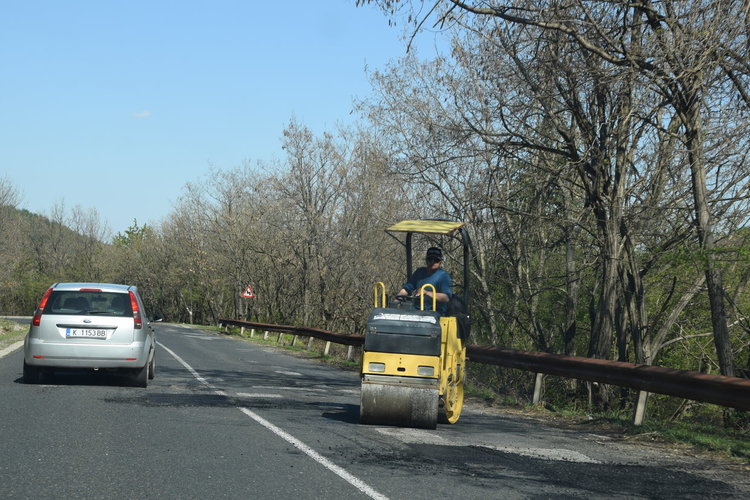 Кърпят дупките по пътя Кърджали–Ардино