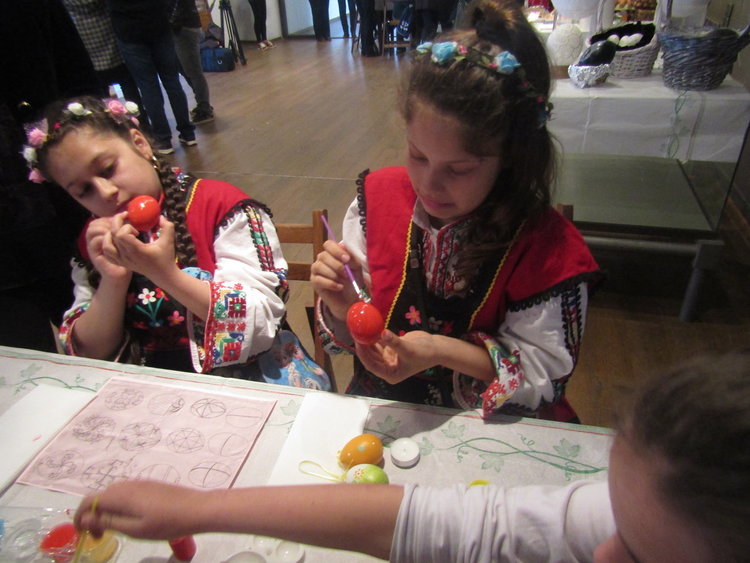 Учениците от „Св.св.Кирил и Методий”с работилница в музея,боядисват яйца
