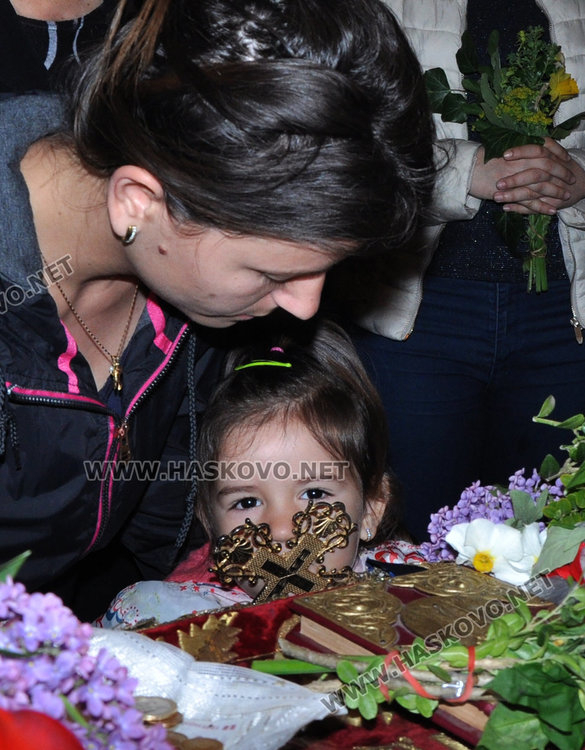 Хасковлии изпълниха храмовете на Разпети петък, стотици минаха под плащаницата