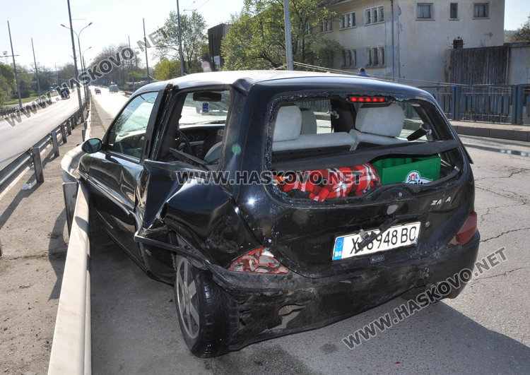 Сеат се заби в Ланча, шофьорът натиснал спирачки