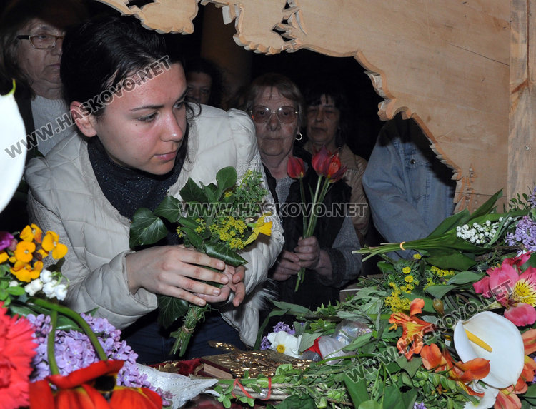 Хасковлии изпълниха храмовете на Разпети петък, стотици минаха под плащаницата
