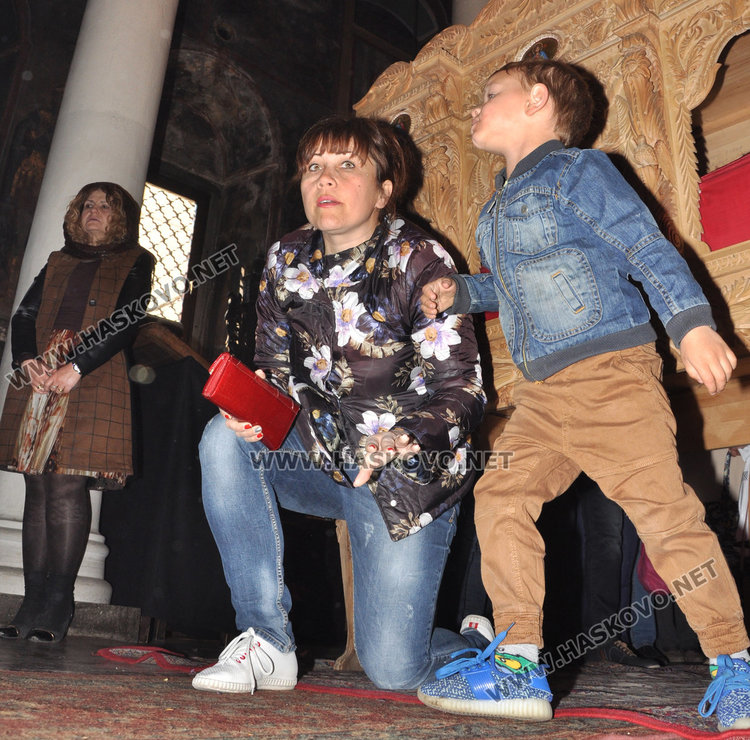 Хасковлии изпълниха храмовете на Разпети петък, стотици минаха под плащаницата