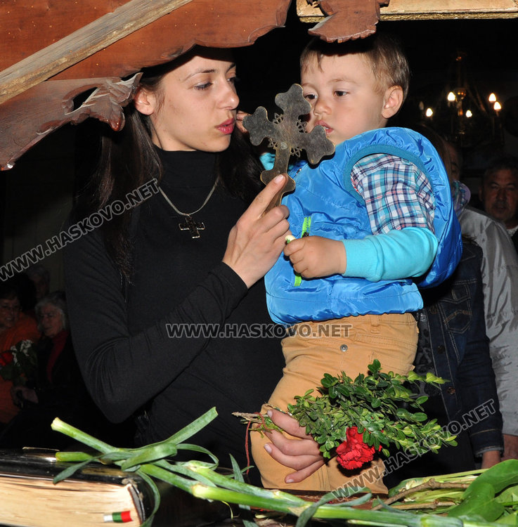 Хасковлии изпълниха храмовете на Разпети петък, стотици минаха под плащаницата