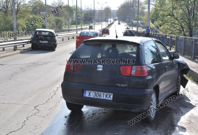 Сеат се заби в Ланча, шофьорът натиснал спирачки