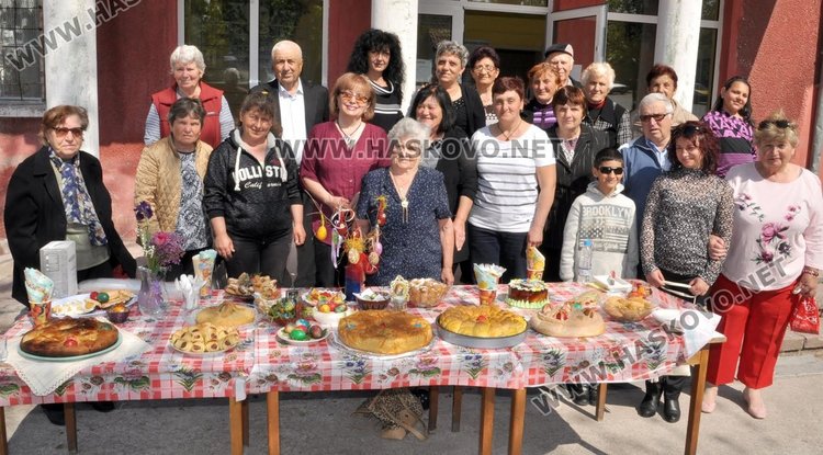 Великденска кулинарна изложба организираха в село Сталево