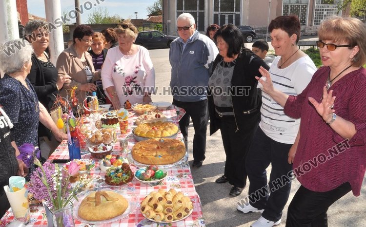 Великденска кулинарна изложба организираха в село Сталево