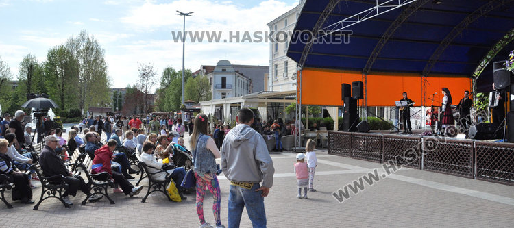 Датчани и българи изнесоха фолклорен концерт на площад „Свобода”