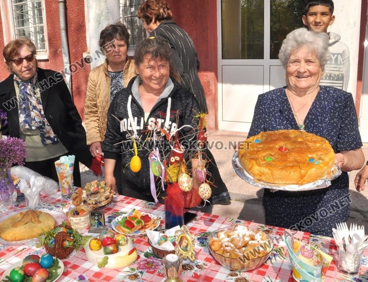 Великденска кулинарна изложба организираха в село Сталево