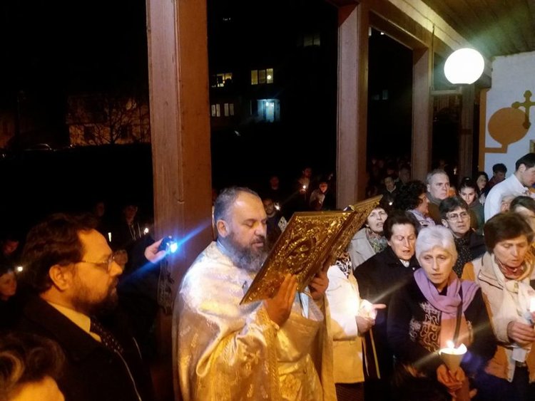 Христос възкресе! Стотици изпълниха храмовете на Смолянско