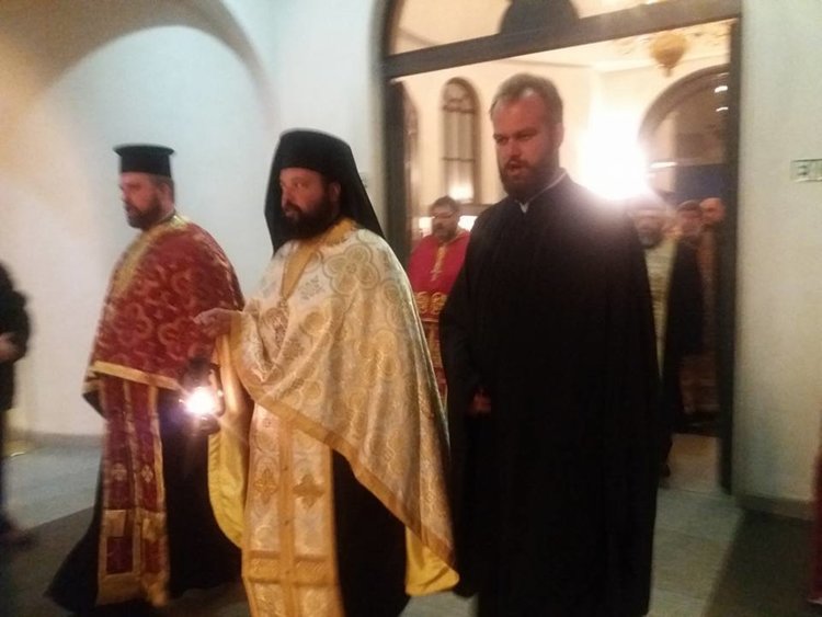 Христос възкресе! Стотици изпълниха храмовете на Смолянско