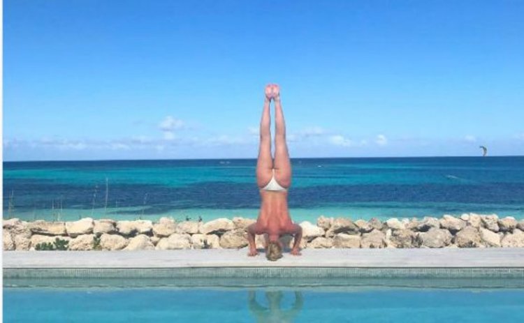 Линдзи Вон прави челна стойка без горнище