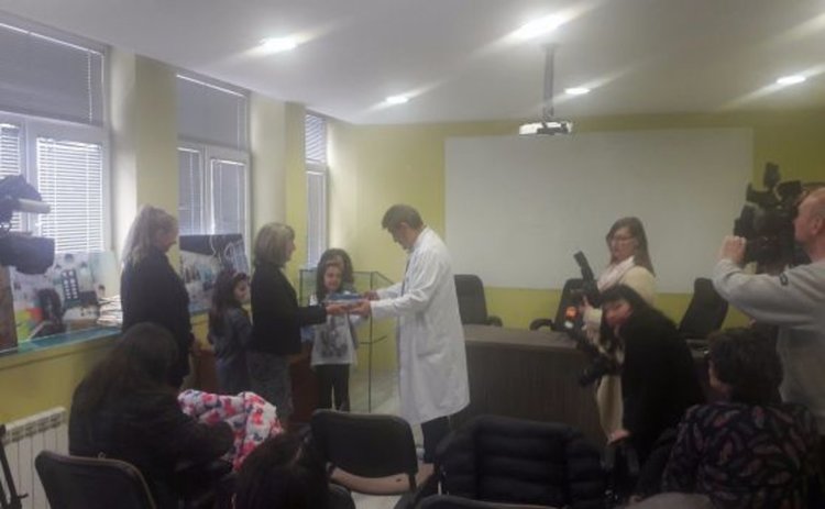 Деца от Троян дариха 15 000 лева на "Пирогов"