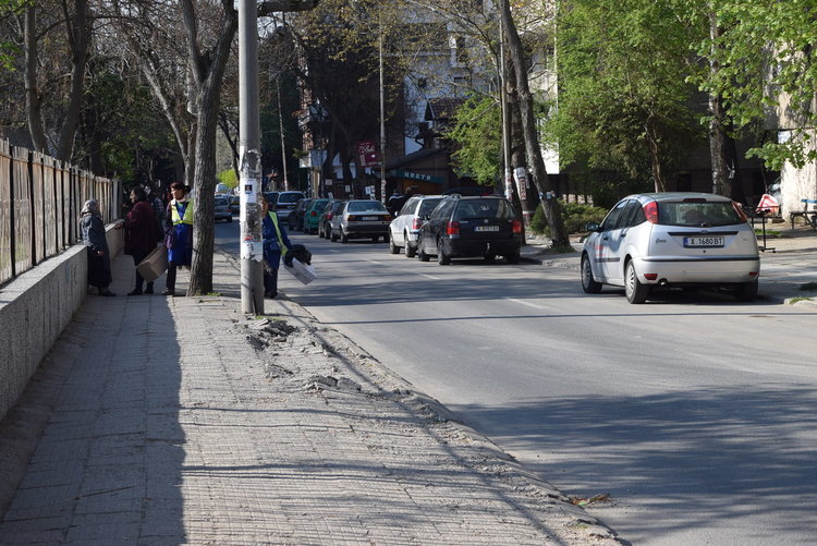 Строители разсипват тротоарите в центъра на Кърджали,няма глоби