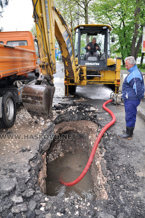 Гръмнал водопровод до Пътното затапи движението по „Съединение“  