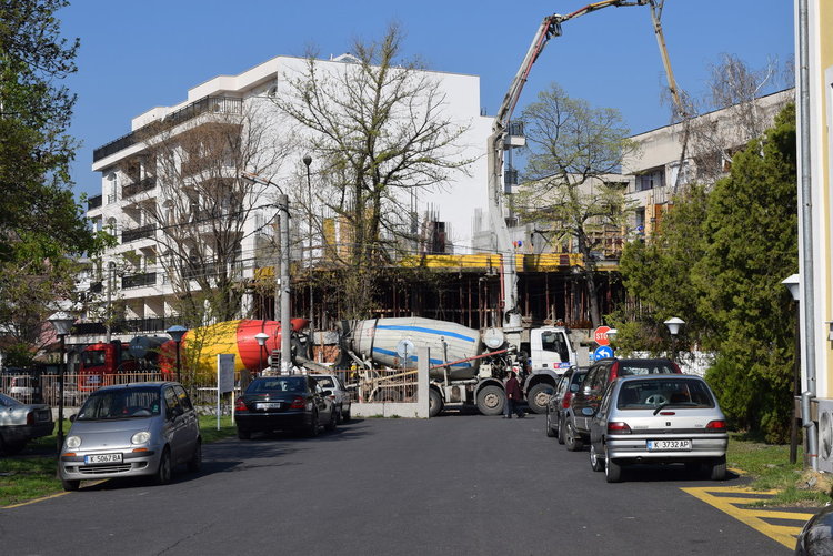 Строители разсипват тротоарите в центъра на Кърджали,няма глоби