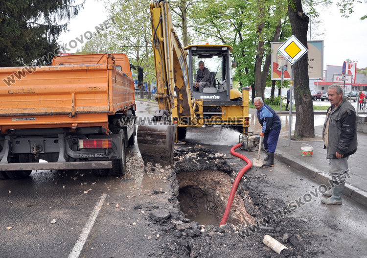 Гръмнал водопровод до Пътното затапи движението по „Съединение“  