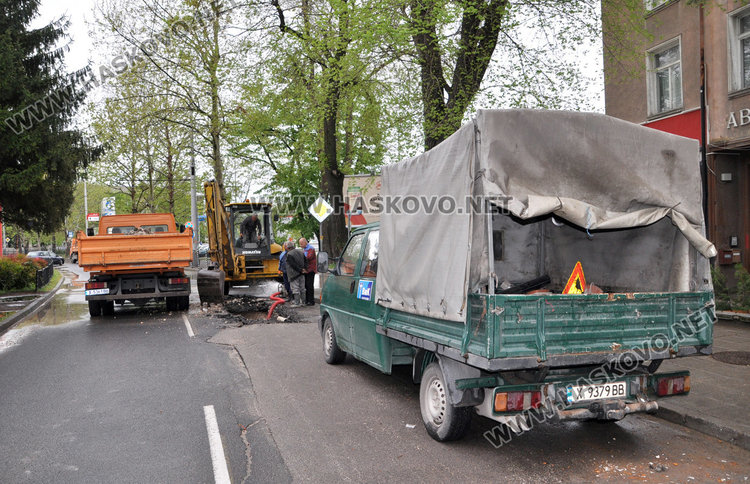 Гръмнал водопровод до Пътното затапи движението по „Съединение“  