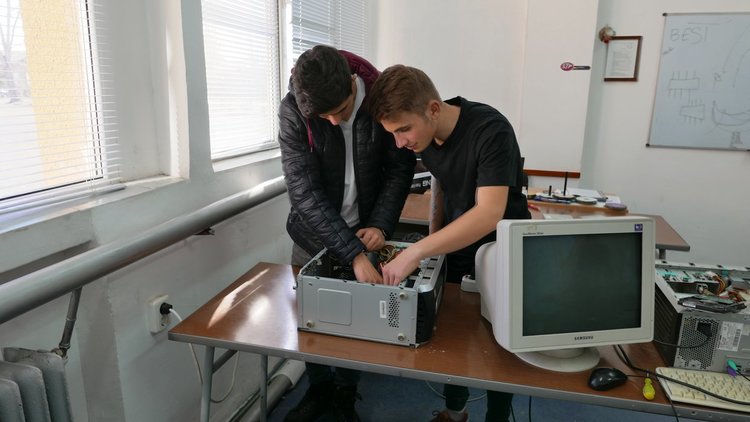 В Електрониката изучават компютрите до най-дребния детайл в рамките на „Твоя час“