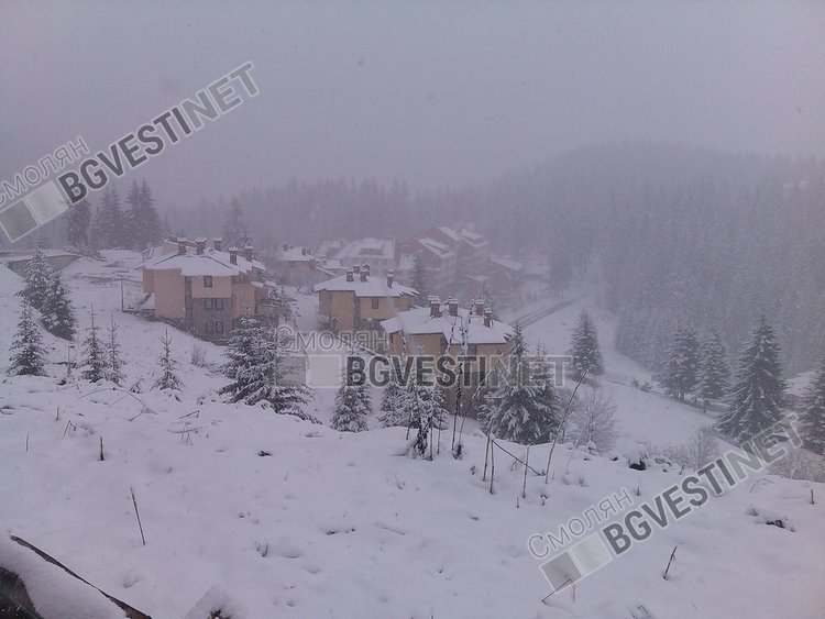 Априлски сняг на Пампорово, натрупа 2-3 сантиметра