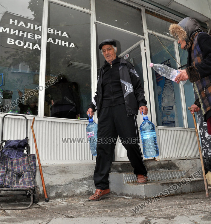 Наплив в пунктовете за наливна минерална вода заради урана в чешмите
