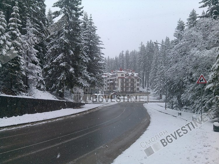 Априлски сняг на Пампорово, натрупа 2-3 сантиметра