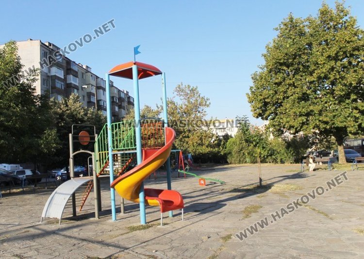 Ремонта на площадката на ул."С.Врачански" започна през есента на миналата година