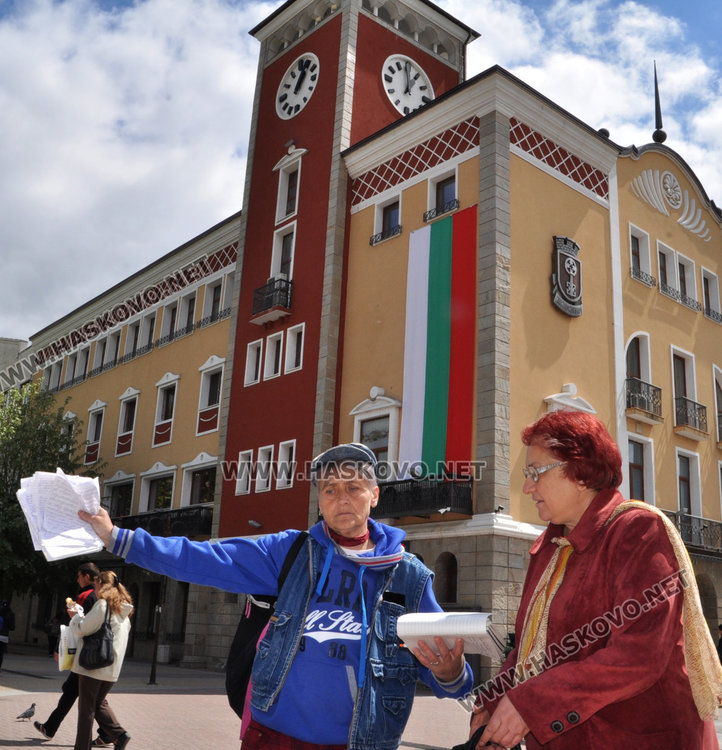 Адриана Ковачева (вляво) с подписката пред общината 