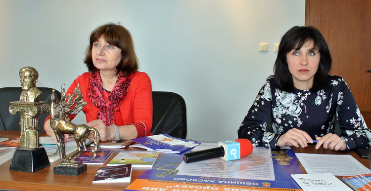 Директорката на Регионалната библиотека в Хасокво Кирилка Страшникова (вляво) и заместник-кметът Милена Трендафилова. Пред тях са Пегаса и статуетката за наградата "Александър Паскалев"