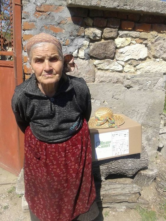 С помощта на доброволци храната е била раздадена по домовете на нуждаещите се, снимка -"Подари усмивка"