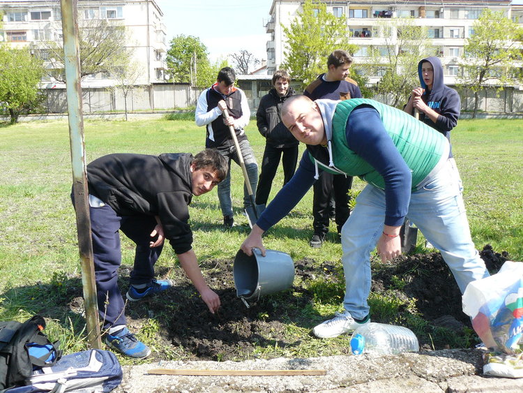 Отбелязаха Деня на Земята в Гимназията по селско стопанство и транспорт