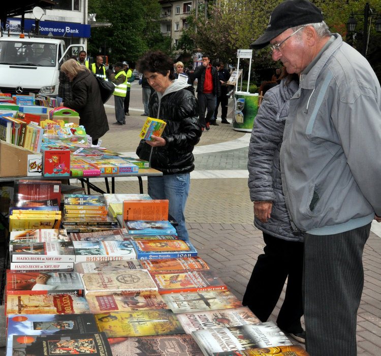 Над 1500 автори на “Южна пролет” за 45 години, пуснаха книги по 1-2 лева