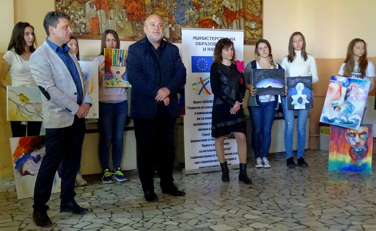 25 ученици от Езиковата подредиха изложба от мечти