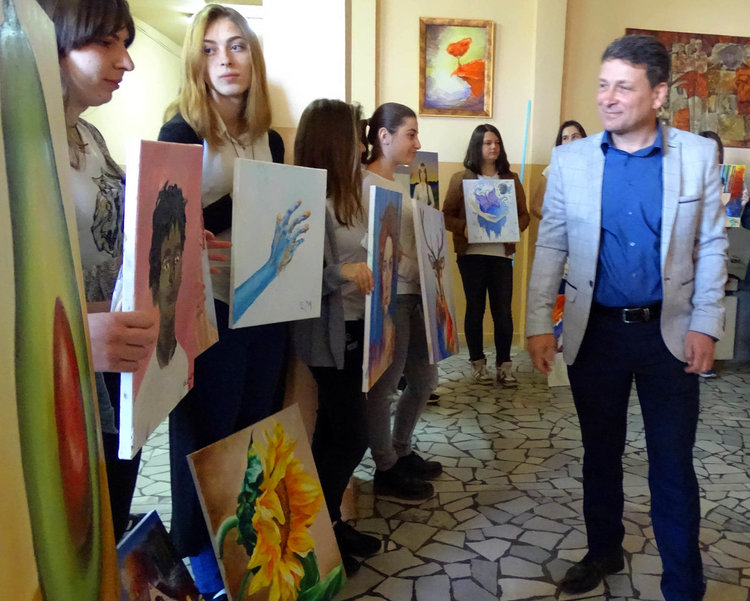 25 ученици от Езиковата подредиха изложба от мечти