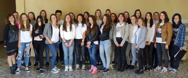 25 ученици от Езиковата подредиха изложба от мечти