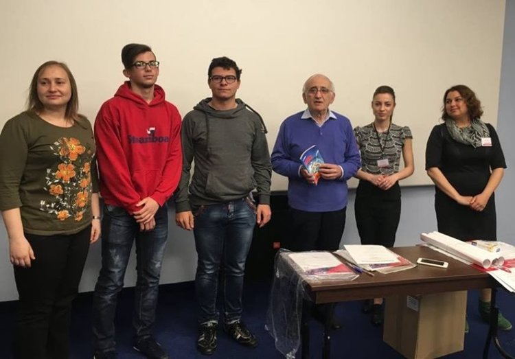 Участниците във финалния етап на конкурса във Варна, снимка -ПМГ "Иван Вазов"