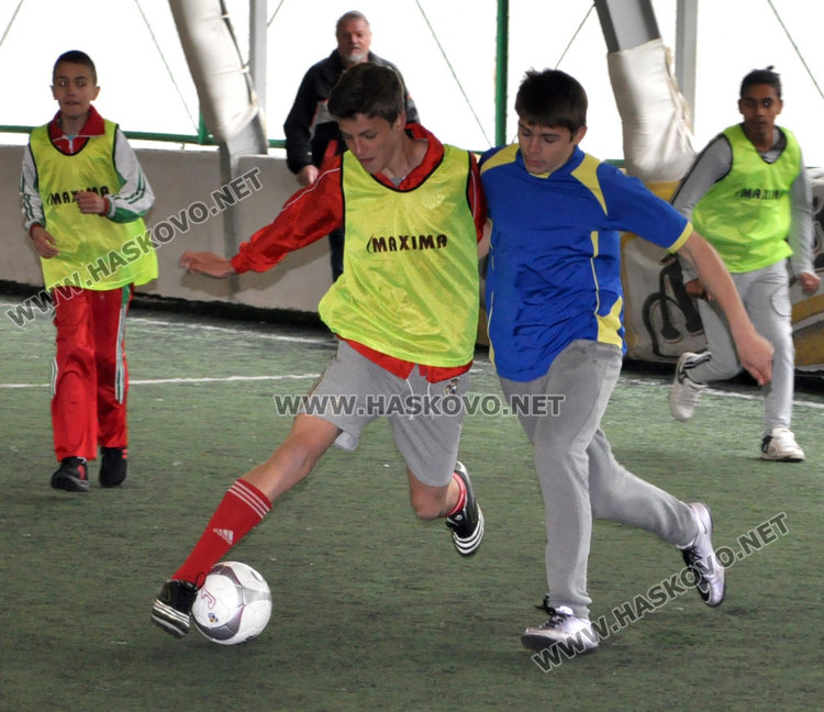 Футбол и народна топка за деца от Спешъл Олимпикс  
