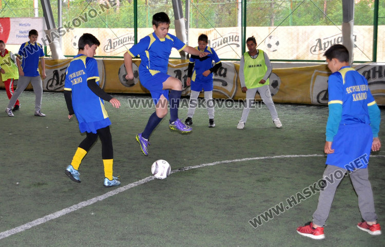 Футбол и народна топка за деца от Спешъл Олимпикс  