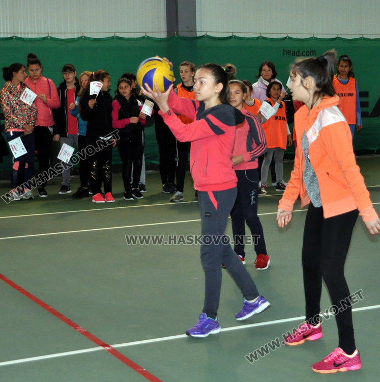 Футбол и народна топка за деца от Спешъл Олимпикс  