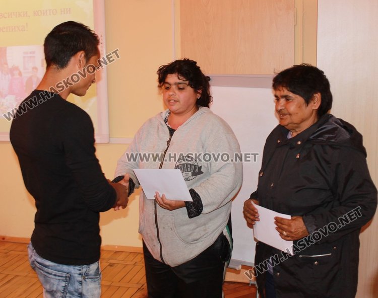 Майката и бабата на двете деца получиха лично набраните средства