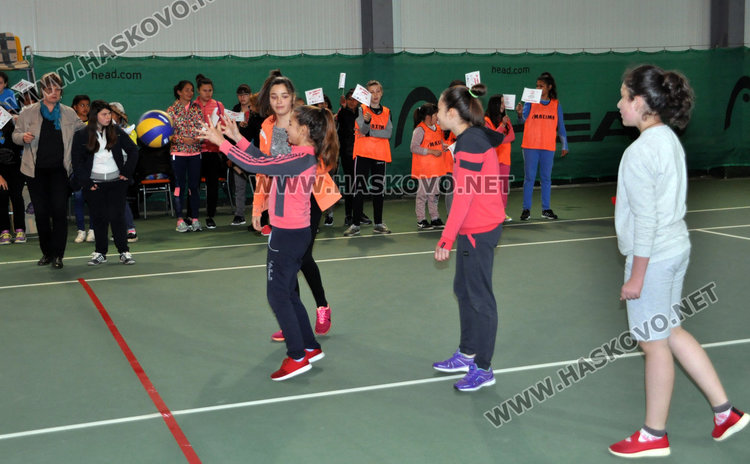 Футбол и народна топка за деца от Спешъл Олимпикс  