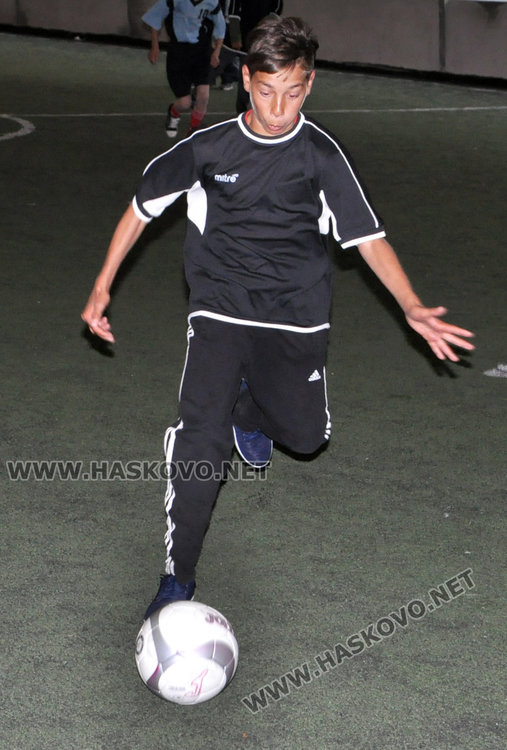 Футбол и народна топка за деца от Спешъл Олимпикс  