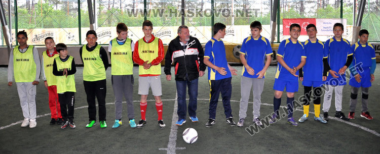 Футбол и народна топка за деца от Спешъл Олимпикс  