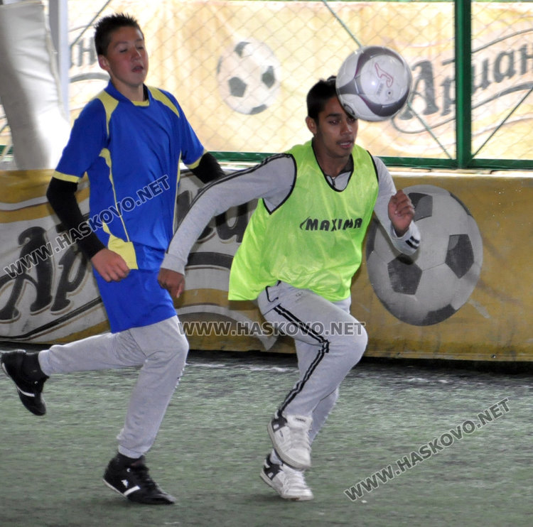 Футбол и народна топка за деца от Спешъл Олимпикс  