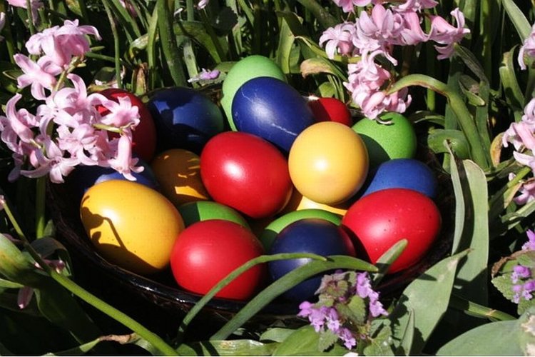 Днес е Светли четвъртък - в Родопите търкалят яйца